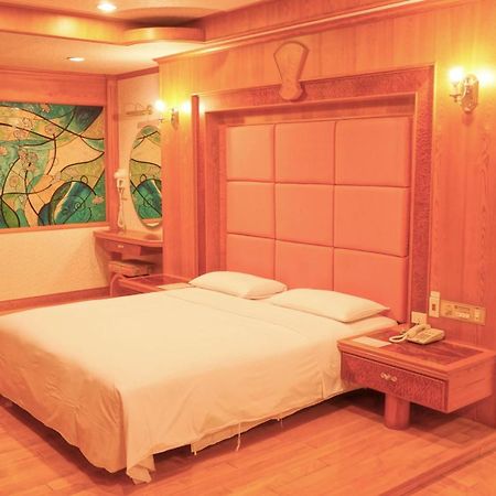 Hwa Du Hotel Тайнан Екстериор снимка