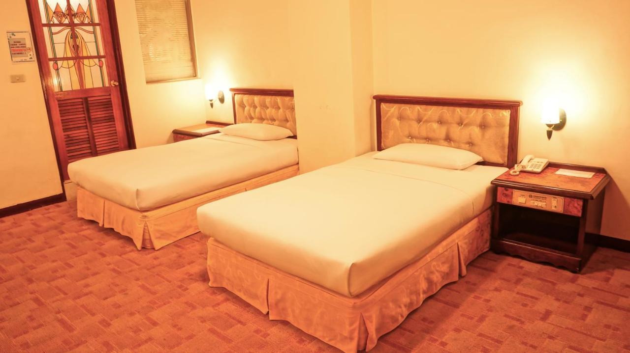 Hwa Du Hotel Тайнан Екстериор снимка